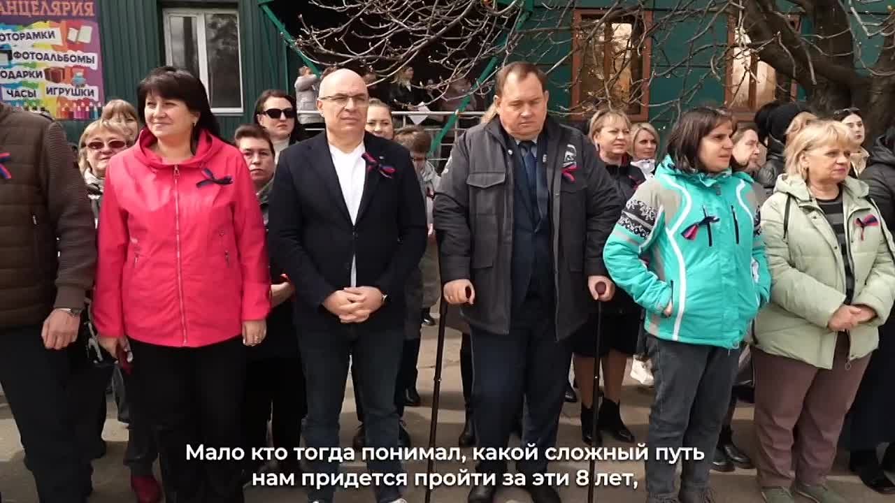 Молодежь в Дебальцево провела флешмоб в честь 12-й годовщины провозглашения ДНР