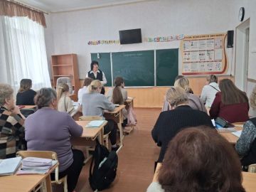 Депутат Старобешевского муниципального совета от партии "Единая Россия" Светлана Матющенко встретилась с трудовым коллективом ГБОУ "Комсомольская школа № 1 Старобешевского М.О." и обсудили ряд важных вопросов