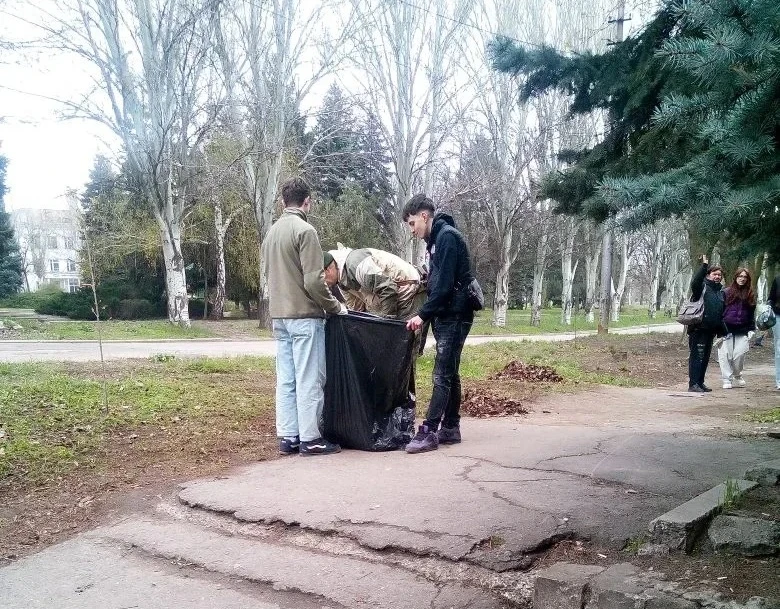 Коллективы учреждений Кировского внутригородского района города Макеевки продолжают принимать участие в мероприятиях по благоустройству в весенний и проводить субботники на своих территориях