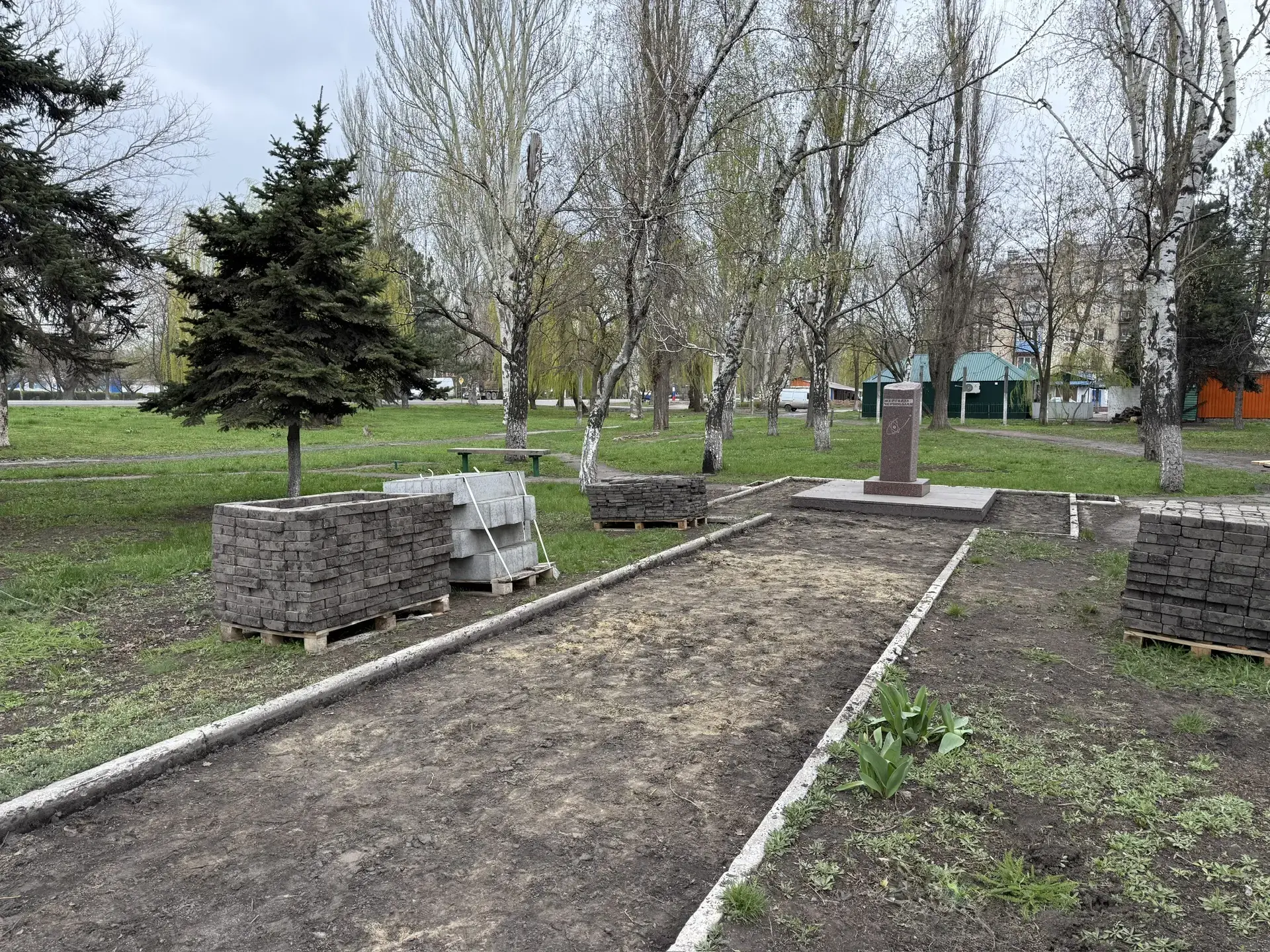 В Шахтерске благоустраивают территорию памятника «Жертвам Чернобыльской трагедии»