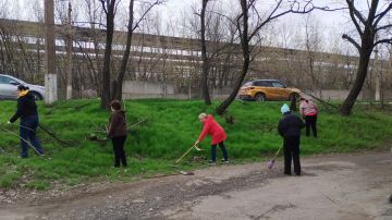 В рамках мероприятий по благоустройству в весенний период коллектив Государственного бюджетного учреждения социального обслуживания «Центр социального обслуживания населения Кировского района города Макеевки» (ГБУСО ЦСОН...