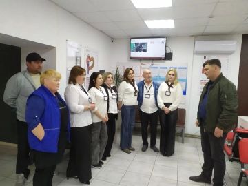 14 апреля Глава муниципального образования городской округ Торез Артем Чесноков провел встречу с трудовым коллективом Отделения ГБУ «МФЦ ДНР» пгт