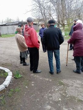 Встречи с населением. 14 апреля начальник Углегорского территориального отдела управления по обеспечению деятельности территорий администрации городского округа Енакиево Наталья Лобановская провела встречу с жителями г....