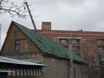 Александр Пеняев: В Авдеевке завершили восстановление кровли жилого дома по адресу ул. Советская, 4. Крыша, повреждённая в ходе обстрелов, отремонтирована силами добровольцев Русской Православной Церкви при поддержке...