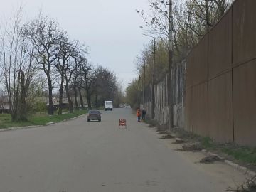 Сегодня, 14 апреля, в рамках мероприятий по благоустройству в весенний период Филиалом № 3 «Макеевский металлургический завод» ООО «ЮГМК ДОНЕЦК» ведутся работы по уборке от смета и наносов грунта проезжей части автодороги по...