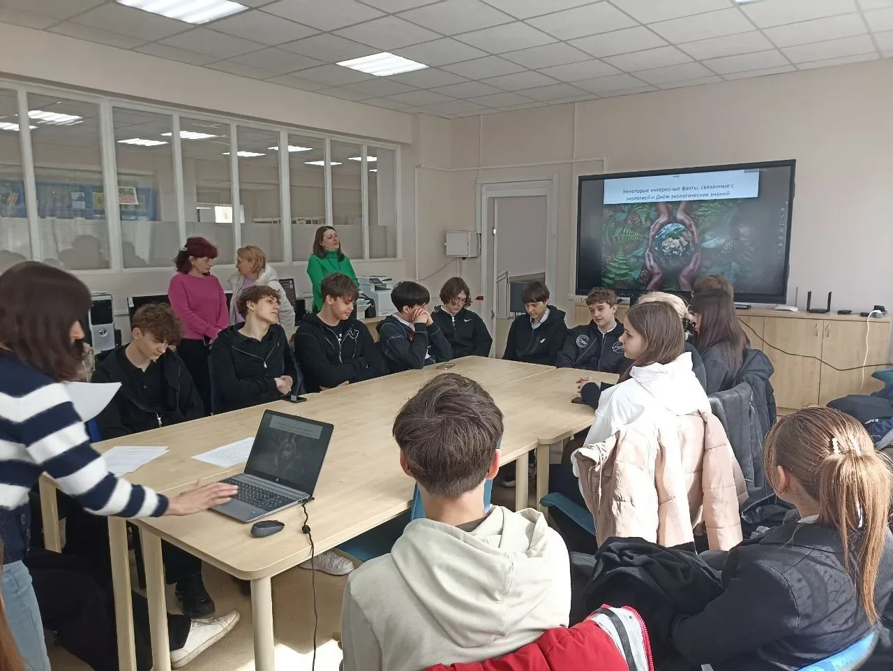 15 апреля в Харцызской модельной библиотеке, в секторе интернет-обслуживания прошла экологическая викторина «Открой дверь в зелёный мир», для учащихся 9-х классов ГБОУ «СШ №24»