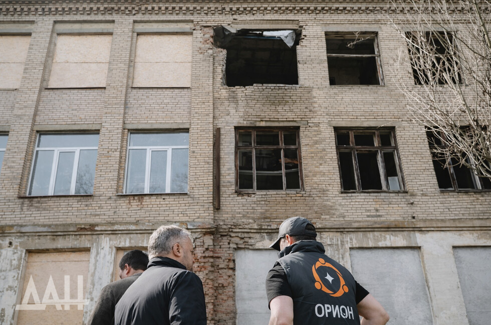 Разрушенное обстрелами здание секции дзюдо в пгт Мироновский в ДНР восстановят