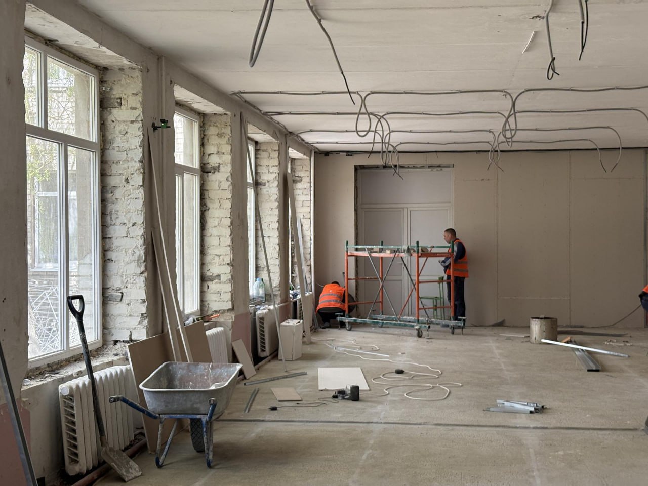 Александр Шатов: Сахалинская область проводят полный комплекс восстановительных работ в зале хореографии средней школы № 2 Шахтерска