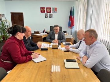 Василий Овчаров: Сегодня, 15 апреля, провел оперативное совещание по рабочим вопросам с участием заместителей Главы и руководителей структурных подразделений Администрации округа