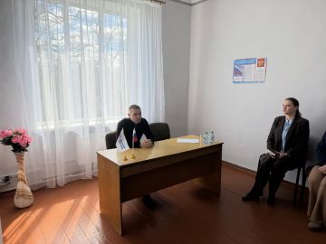 Провел встречу с трудовым коллективом Петровской школы