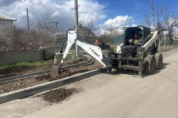 Сергей Желновач: Рабочие обустроили придорожную зону на улице Постышева в Дебальцево