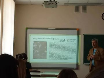 Депутат Мангушского муниципального совета Анатолий Мацука провел для старшеклассников важную патриотическую акцию «Наши семейные книги памяти — 2026»