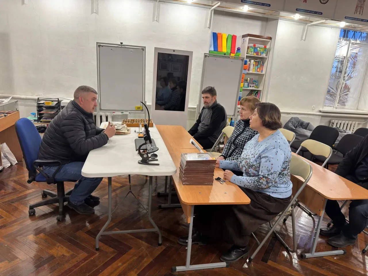 Начальник Старобешевского территориального отдела Артем Ляшов провел встречу с трудовым коллективом МБУ "Мемориальный Музей П.Н. Ангелиной" (