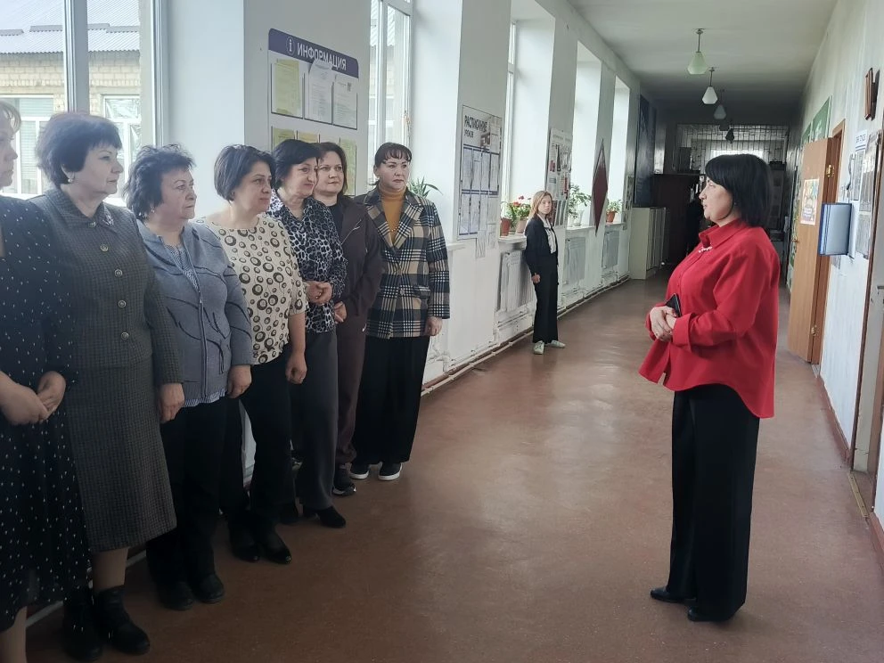 Заместитель главы администрации Волновахского муниципального округа, координатор Женского движения «Единой России» Елена Снисаренко провела рабочую встречу с педагогическим коллективом ГБОУ «Кировская школа»