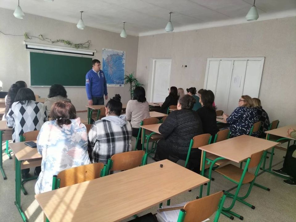 Депутат Старобешевского муниципального совета от партии «ЕДИНАЯ РОССИЯ» Сергей Канарь провел встречу с трудовым коллективом Стыльской школы