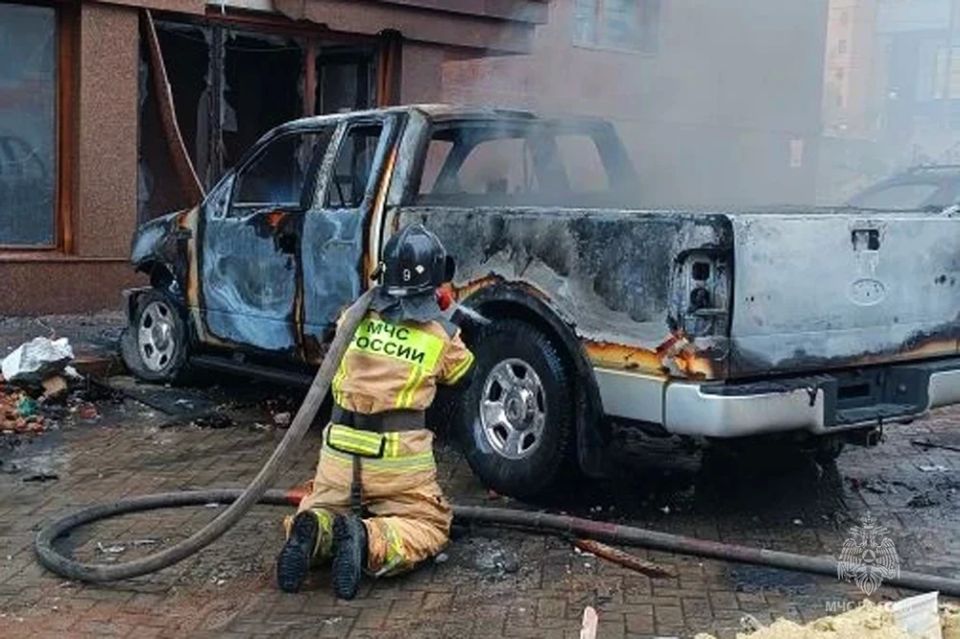Около трех часов дня беспилотник сбросил ВОП на легковой автомобиль в Ворошиловском районе Донецка