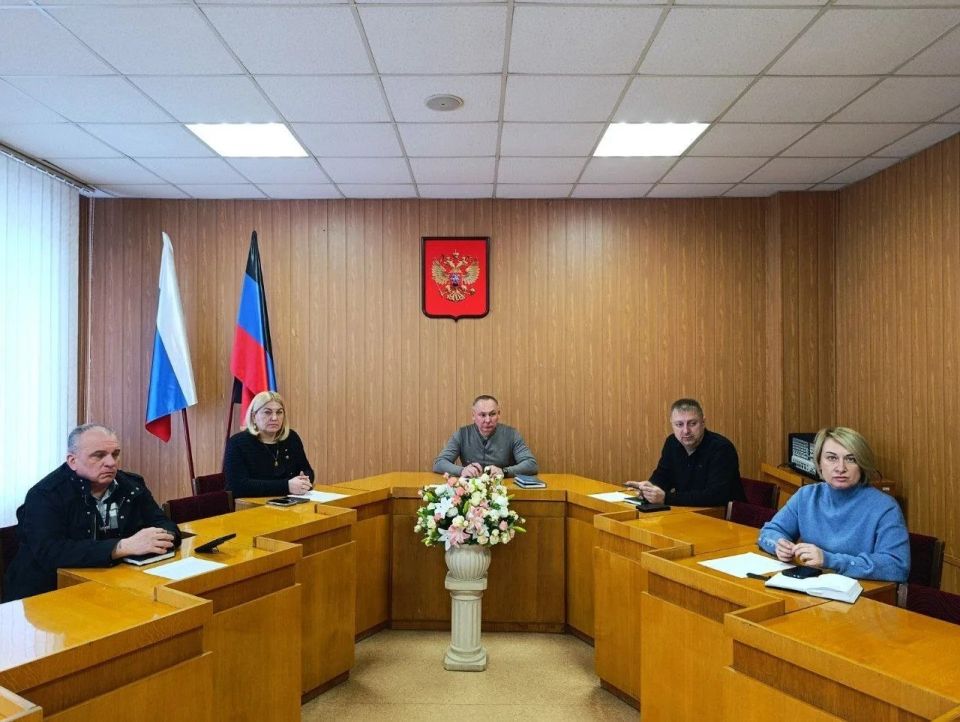 Михаил Меренков: Сегодня провел аппаратное совещание с руководителями структурных подразделений, представителями предприятий и учреждений района