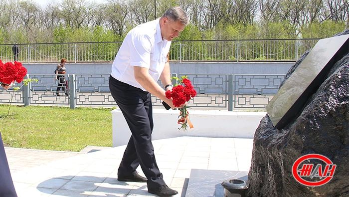 Руководители ФГУП «ЖДН» возложили цветы к мемориалу в честь боевого и трудового подвига железнодорожников Новороссии