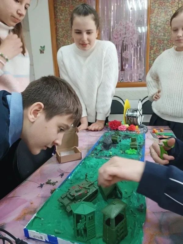 Творческий мастер-класс. В клубе пгт Карло-Марксово участники кружка декоративно-прикладного искусства ко Дню Победы создали из разных материалов диораму