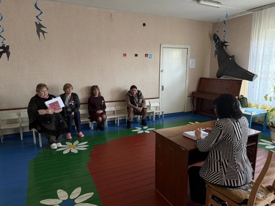 Заместитель главы администрации Амвросиевского муниципального округа Елена Крюкова встретилась с коллективом Елизавето-Николаевского детского сада