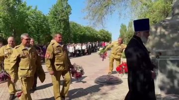 Шли не спеша. Совсем как тогда — единой колонной, плечом к плечу