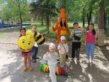 Сегодня, 12 мая, на площади Зугрэсского Дворца культуры прошла игровая программа для детей и родителей: "Моя семья - моё богатство"