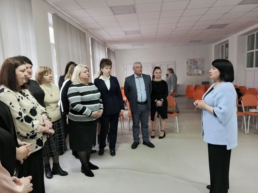 Заместитель главы администрации Волновахского муниципального округа, координатор Женского движения «Единой России» Елена Снисаренко провела рабочую встречу с педагогическим коллективом ГБОУ «Новотроицкая школа № 4»