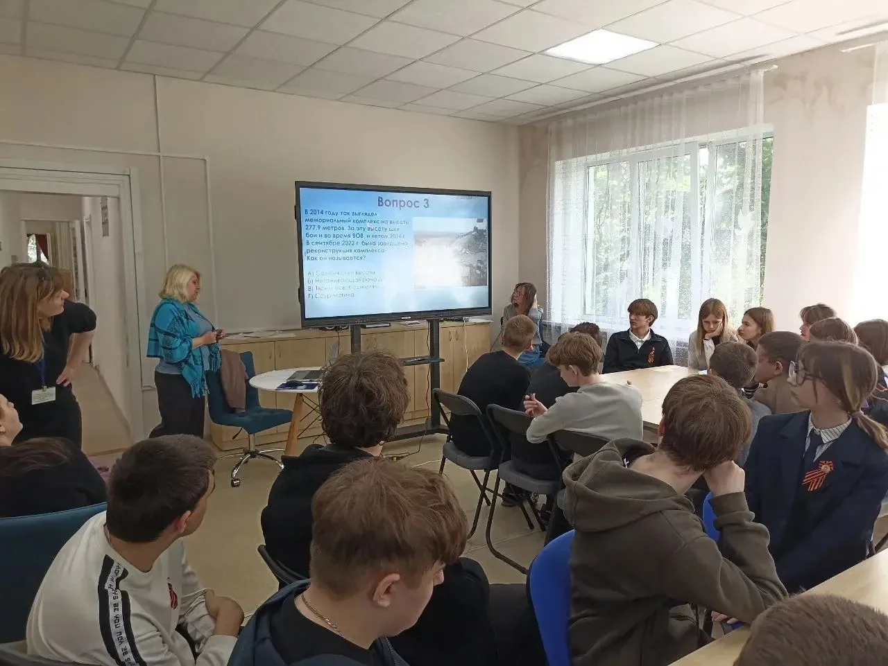 13 мая в рамках культурно-просветительской акции «Русская весна» в городской модельной библиотеке для учащихся ГБОУ «СШ №1 г.о. Харцызск» состоялся квиз «Донбасс