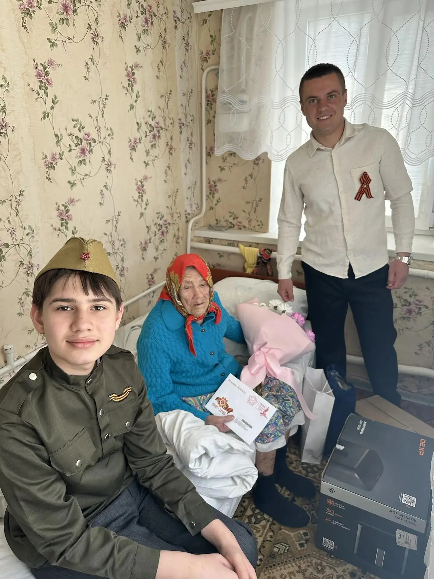 Ветеранам Волновахского округа доставили подарки из ЯНАО