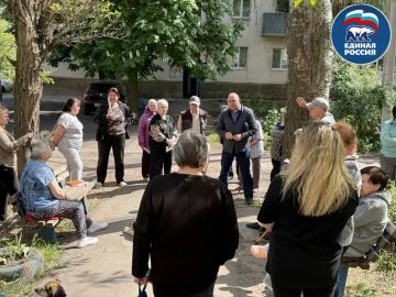 Сегодня, 13 мая, в рамках проекта «Управдом» Единой России состоялась встреча с жителями ул. Короленко, д.35 г.Моспино