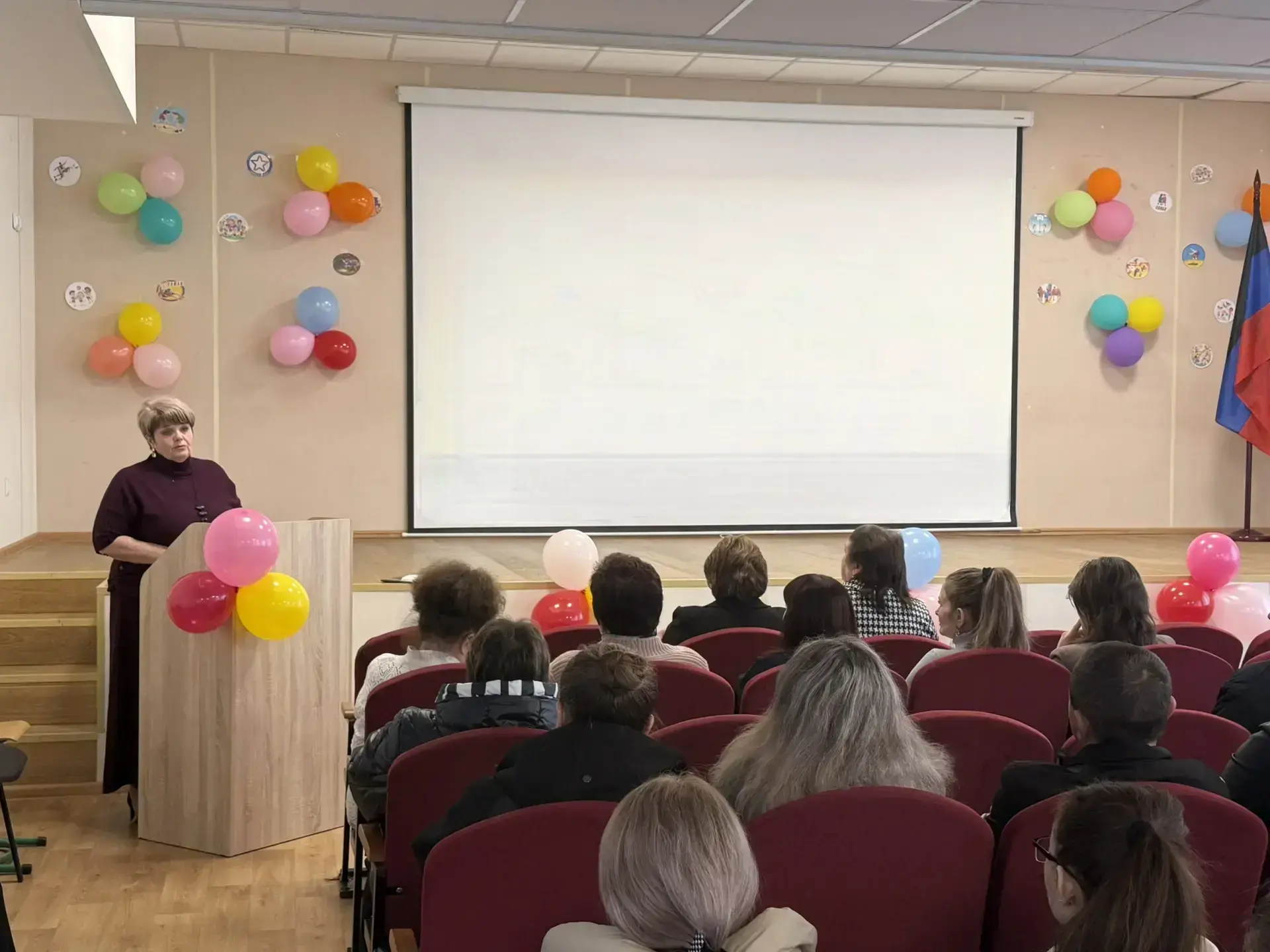 Депутат Тельмановского муниципального совета Галина Коссе провела встречу с сотрудниками ГБОУ «Тельмановская гимназия»