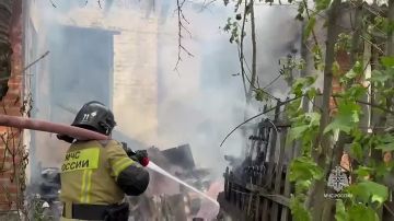 В Снежном сотрудники МЧС России ликвидировали пожар в частном секторе
