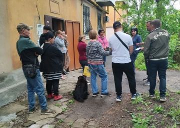 Иван Адамец: Управляющий делами администрации городского округа Донецк Юлия Сницарь и представители Единого регионального фонда по обслуживанию МКД провели встречу с гражданами в доме №14 по проспекту Васнецова