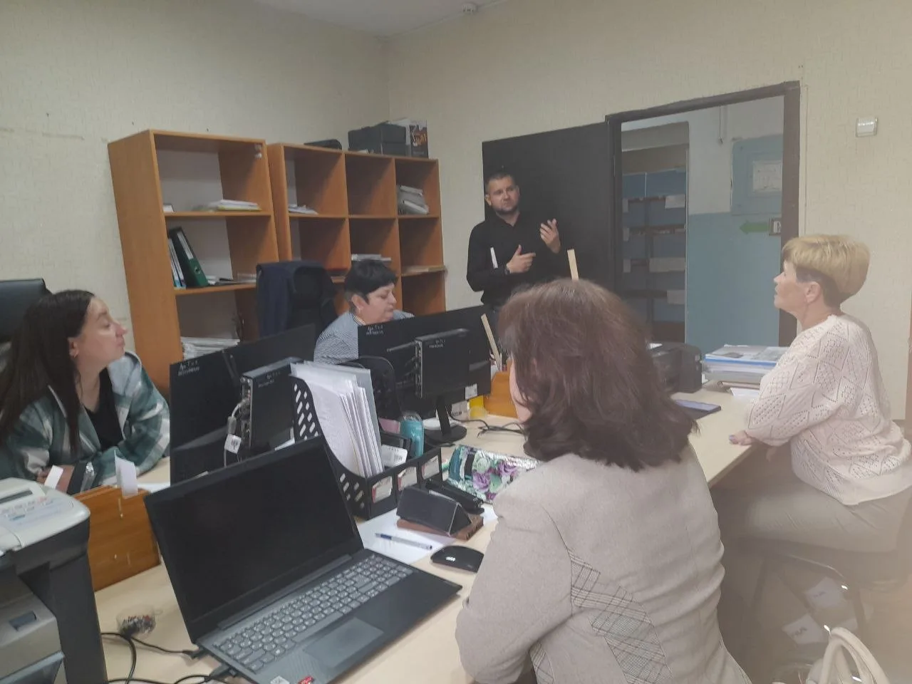 Депутат Тельмановского муниципального совета Дмитрий Липчанский встретился с сотрудниками Архивного отдела Администрации Тельмановского муниципального округа.Основное внимание было уделено старту Всероссийского...