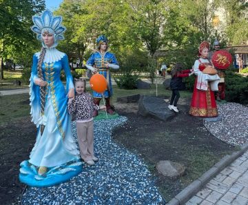 В Донецке открыли детскую площадку с героями сказок Пушкина