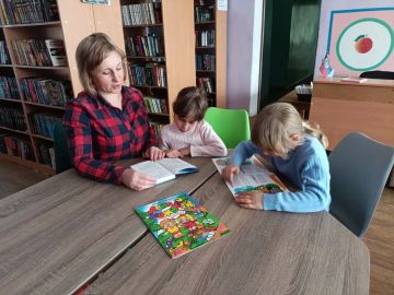 В Международный день семей в библиотеке-филиале №1 оформлена книжная выставка «Счастье читать вместе»