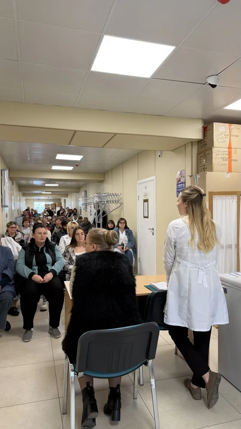 Сегодня депутат Тельмановского муниципального совета Юлия Линник встретилась с коллективом ГБУ ДНР «Центральная районная больница Тельмановского района»