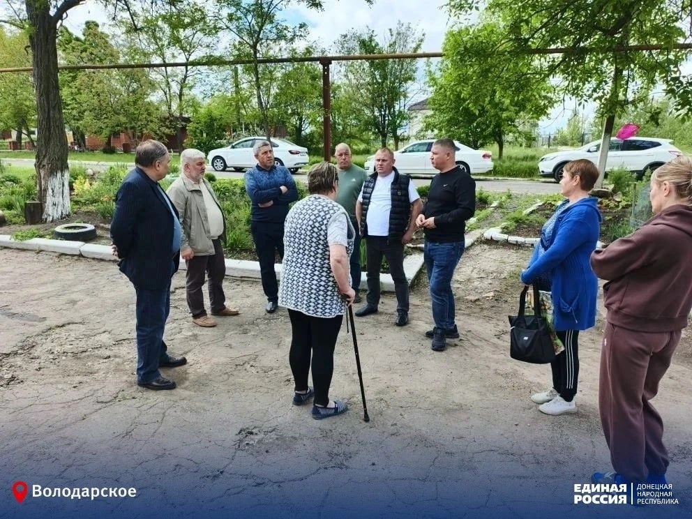 Сегодня Первый заместитель главы Администрации Володарского муниципального округа Боровик Д.В. провел встречу с жителями села Тополиное по ул. Школьной дома 4 и 6