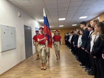 «Разговоры о важном». Новая учебная неделя в нашей гимназии началась традиционно с линейки и почётного права выноса флага Российской Федерации и флага Донецкой Народной Республики юнармейцами ВПК «Юные патриоты Донбасса»...