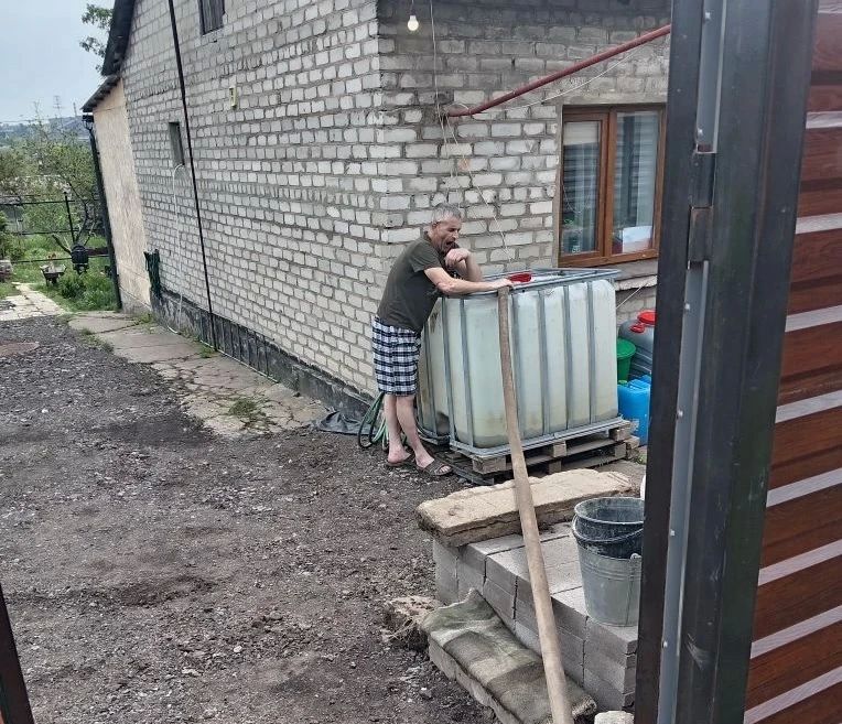 В Кировском внутригородском районе при поддержке региона-шефа Московская область продолжается подвоз воды для жителей домов, в которые в установленный графиком день не поступила вода