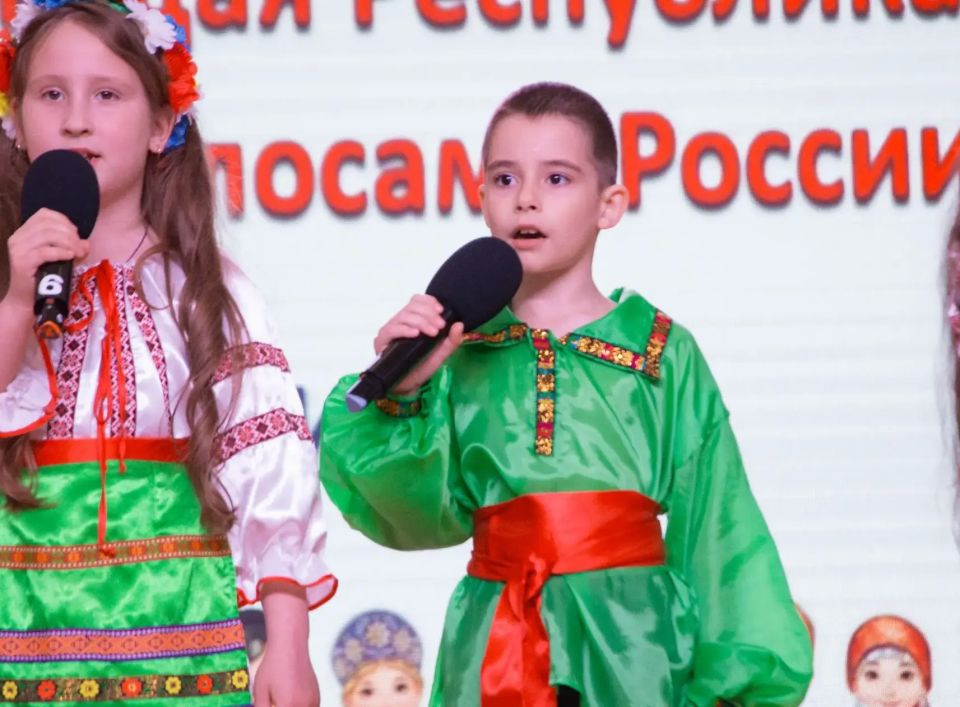В рамках Года единства народов России в Донецком Республиканском ДДЮТ 16 мая прошел большой праздник песни и единства - финал Республиканского конкурса песни «Поющая Республика