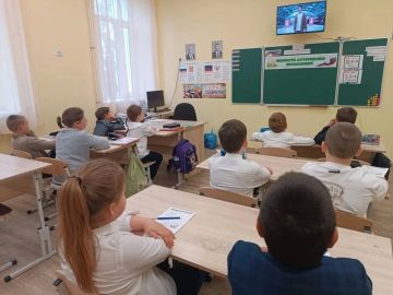 В школах Старобешевского округа прошли внеурочные занятия «Разговоры о важном»