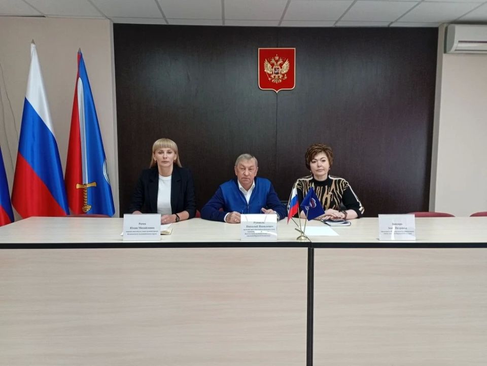 Провёл традиционное аппаратное совещание с начальниками управлений и отделов администрации, руководителями структурных подразделений, ресурсоснабжающих предприятий, социальных и коммунальных служб округа