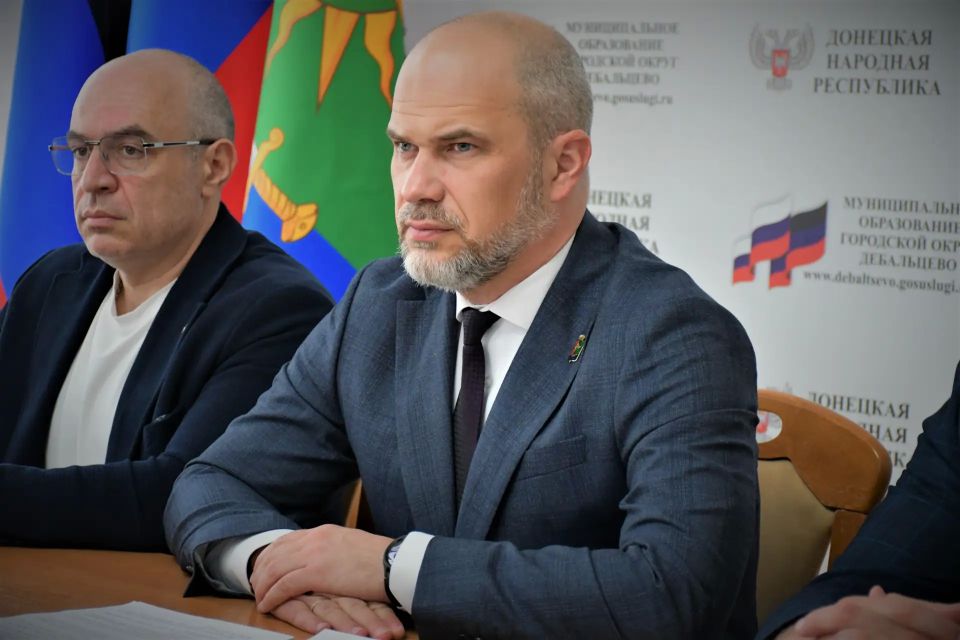Сегодня, 18 мая глава муниципального образования городского округа Дебальцево Сергей Викторович Желновач провел аппаратное совещание