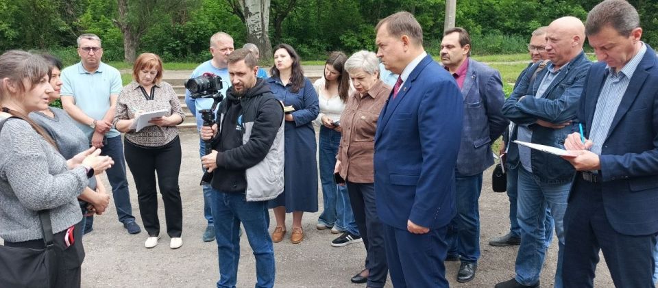 Сегодня, 18 мая 2026 года, в рамках проектов «Управдом» и "Школа ЖКХ", заместитель руководителя Управы Людмила Аринович провела встречу с жителями по адресу: ул. Делегатская, 12А