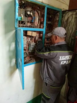 Специалисты Хабаровского края обслужили проводку в доме Дебальцево