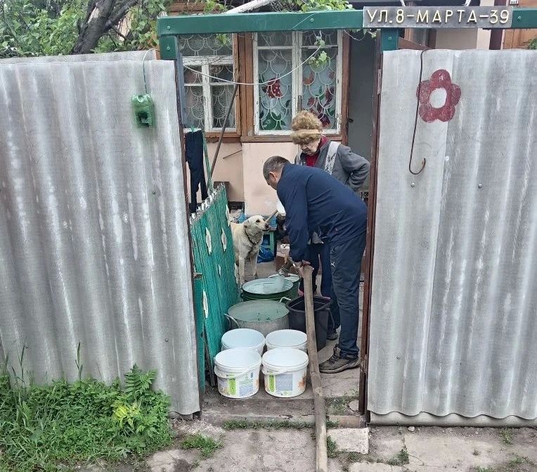 В Кировском внутригородском районе при поддержке региона-шефа Московская область продолжается подвоз воды для жителей домов, в которые в установленный графиком день не поступила вода