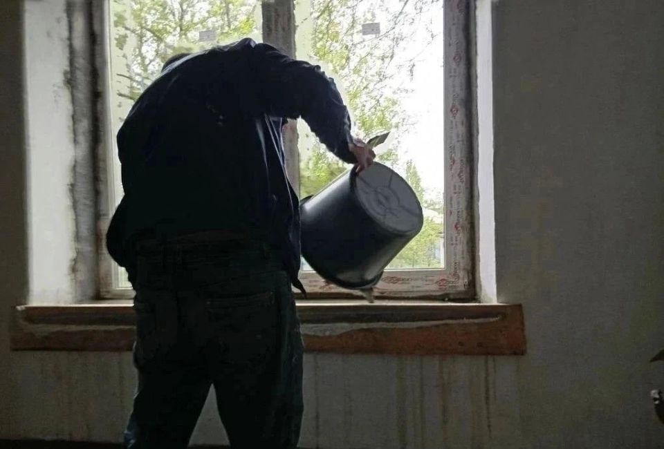 Рабочие Хабаровского края продолжают ремонт в доме на улице Узловой в Дебальцево
