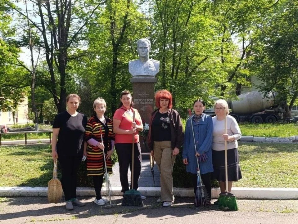 Единая Россия наводит порядок у памятника Герою Советского Союза Лихолетову П.Я