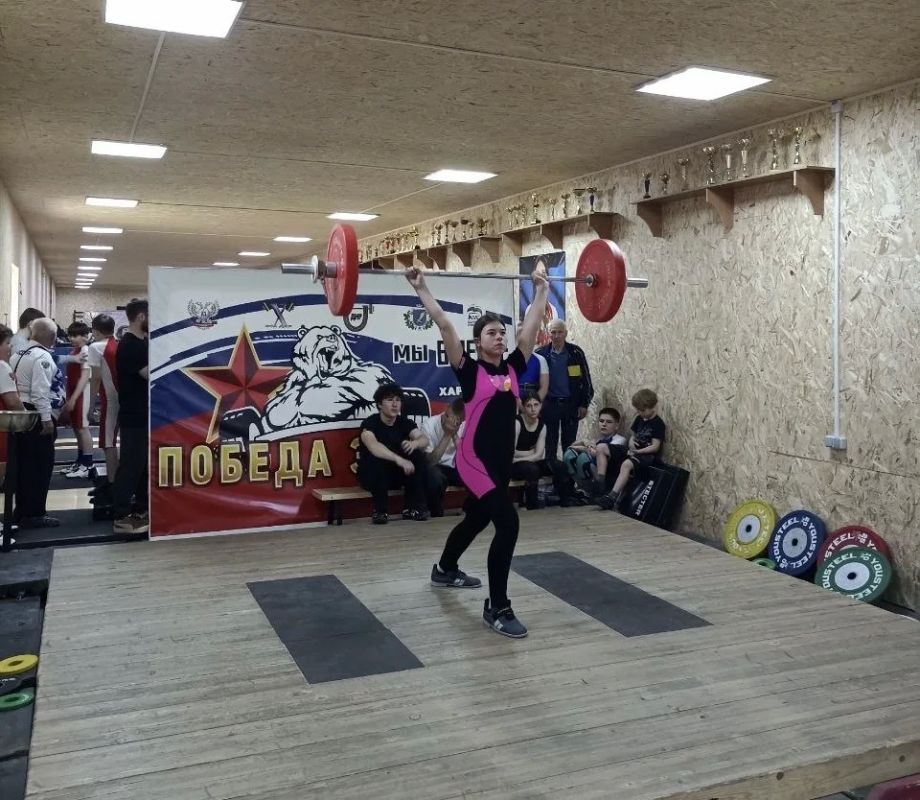 Юные тяжелоатлеты побеждают в Зугрэсе
